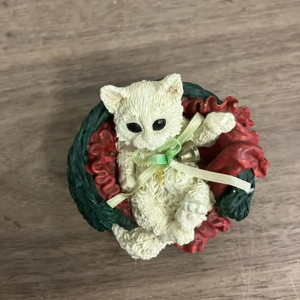 Resin White Kitten/Cat In Wicker Look Basket‎ Bed Ribbon Bell Christmas Figurine